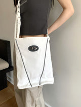 バイテンナイロンスナップボタンVロゴクロスバッグ/Byten Nylon Snap Button V Logo Crossbody Bag
