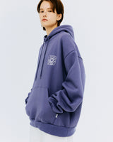 バックスプレータイポフーディー/BACK SPRAY TYPO HOODIE-PURPLE