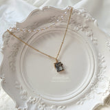 モダンダークグレースクエアクリスタルレイヤードネックレス