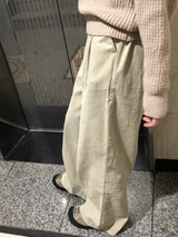 バジルツータックコーデュロイパンツ