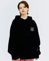 バックスプレータイポフーディー/BACK SPRAY TYPO HOODIE-BLACK
