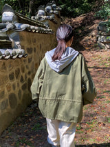 Eye-catching bomber jacket 