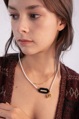 ロゴバーアンドユニークラインチェーンパールネックレス/Logo bar and unique line chain pearl necklace