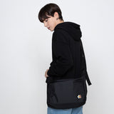 フラワーベアエンブロイダリークロスカーブメッセンジャーバッグ / Flower Bear Embroidery Cross Curved Messenger Bag