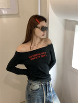 レッドレタリングオフショルダーTシャツ