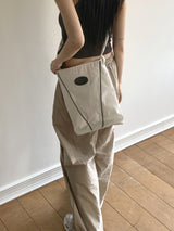 バイテンナイロンスナップボタンVロゴクロスバッグ/Byten Nylon Snap Button V Logo Crossbody Bag