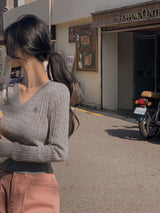 [Belied made] More twisted V-neck embroidery long-sleeved knit