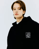 バックスプレータイポフーディー/BACK SPRAY TYPO HOODIE-BLACK