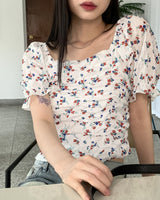 ダブフラワーパターンシャーリングスクエアネッククロップド半袖ブラウス / Dove flower-patterned shirring square neck cropped short-sleeved blouse