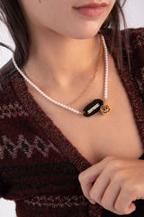 ロゴバーアンドユニークラインチェーンパールネックレス/Logo bar and unique line chain pearl necklace