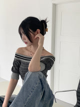メタストライプグラデーションオフショルダークロップド半袖ニット / Meta Striped Gradation Off-Shoulder Cropped Short-Sleeved Knit