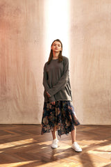 "PRE-ORDER 4/16~" VINTAGE FLOWER UNBALANCE FLARE SKIRT (Navy) (6546128273526)