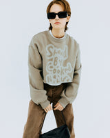 オーバーステンシルタイポクロップスウェットシャツ/OVER STENCIL TYPO CROP SWEATSHIRT-KHAKI