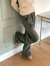 Pale hip lettering washed wide denim pants