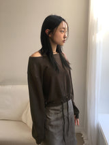 ポッツアイレットストラップオフショルダーTシャツ