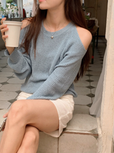 オフショルダースリットロングスリーブニット
