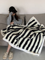 Retro stripe microfiber lamb fleece blanket - 100x150cm - Black
