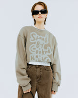 オーバーステンシルタイポクロップスウェットシャツ/OVER STENCIL TYPO CROP SWEATSHIRT-KHAKI