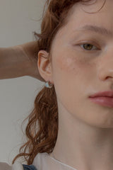 カラーポイントミニカーブピアス/Color point mini curve 'silver' earring (4colors)