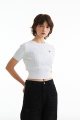 スモールチェリーケーブルクロップ丈のショットスリーブニット／SMALL CHERRY CABLE CROP SHORT SLEEVE KNIT [WHITE]