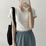スティッチ VスリットクロップドショートスリーブTシャツ / Stitch V-slit cropped short-sleeved T-shirt