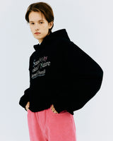 スタンドバイタイポクロップフーディ/STAND BY TYPO CROP HOODIE-BLACK