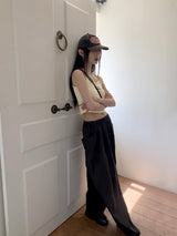 モメオンレタリング刺繍サスペンダークロップドノースリーブ / Momeon lettering embroidered suspenders cropped sleeveless