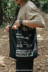 タイベック®ウォータープルーフライトウェイトハンドバッグ (ハズ アジャスタブル ショルダーストラップ) / Tyvek®Waterproof Lightweight Handbag (has adjustable shoulder strap)