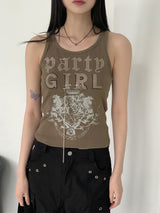ピンチチェーンクロージングピンキュービックレタリングクロップドスリーブレス / Pinch Chain Clothing Pin Cubic Lettering Cropped Sleeveless
