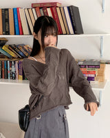 Siren Wave Punching Layered V-neck Cropped Long-Sleeved Knitwear