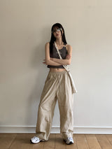 モメオンレタリング刺繍サスペンダークロップドノースリーブ / Momeon lettering embroidered suspenders cropped sleeveless