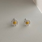 デイジーパステルフラワーポイントシンプルピアス / deii Silver 925 Daisy Pastel Flower Point Simple Earrings