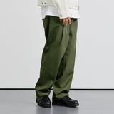 ワイドカーブフィットツータックチノパンツ / WIDE CURVE FIT TWO TUCK CHINO PANTS KHAKI
