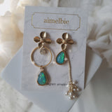 ゴールドフラワーズアンドコーラルブルーティアドロップピアス / Gold Flowers and Coral Blue Teardrops Piercing