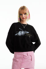 チェリープラネットグラフィッククロップスウェットシャツ / CHERRY PLANET GRAPHIC CROP SWEATSHIRT [BLACK]