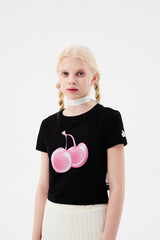 ビッグチェリーホットフィックスポイントクロップTシャツ / BIG CHERRY HOTFIX POINT CROP T-SHIRT [BLACK]