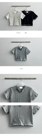 スティッチ VスリットクロップドショートスリーブTシャツ / Stitch V-slit cropped short-sleeved T-shirt