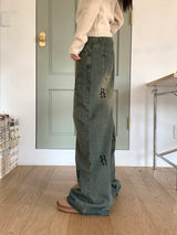 Pale hip lettering washed wide denim pants
