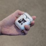 キャットホールディングアグラスAirPodsケース / Cat holding a glass Airpods case