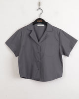 バオポケットVネックオープンカラークロップド半袖シャツ / Bao pocket V-neck open collar cropped short-sleeved shirt