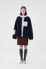 チェリーポケットフリースジャンパー / CHERRY POCKET FLEECE JUMPER [NAVY]