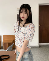 ダブフラワーパターンシャーリングスクエアネッククロップド半袖ブラウス / Dove flower-patterned shirring square neck cropped short-sleeved blouse