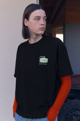 UNI YOUTHHOSTEL GRAPHIC T-SHIRT [BLACK]