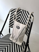バイテンナイロンスナップボタンVロゴクロスバッグ/Byten Nylon Snap Button V Logo Crossbody Bag
