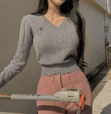 [Belied made] More twisted V-neck embroidery long-sleeved knit