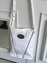 バイテンナイロンスナップボタンVロゴクロスバッグ/Byten Nylon Snap Button V Logo Crossbody Bag